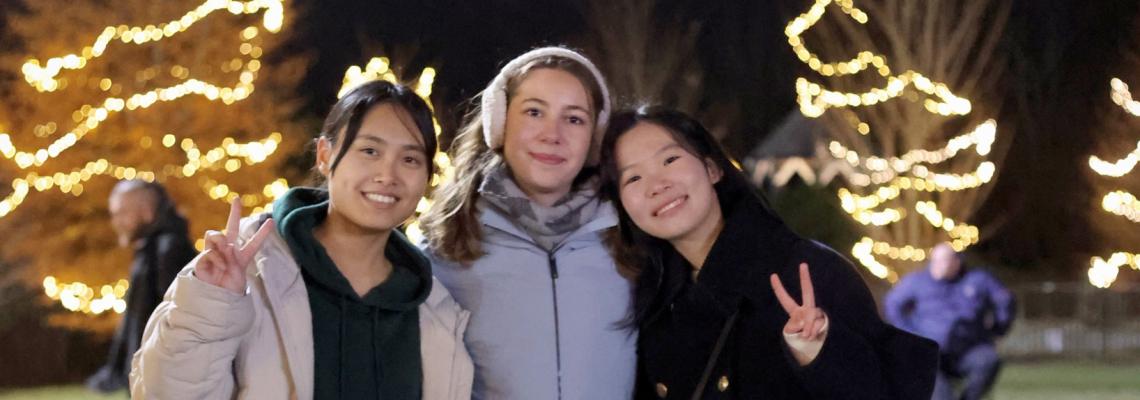 girls at christmas tree lighting